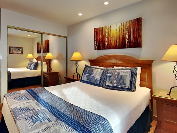 2 bedrooms, iron/ironing board, travel crib, internet - 🌲Timberline C2H Standard 2-Bedroom ~Hot Tub~Pool~WiFi~Ski-in/out~Local Shuttle🌲 (Snowmass Village)