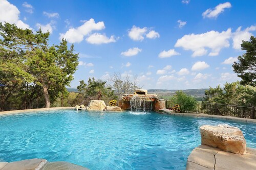 Whispering Ridge Ranch I Swimming Pool, Hot Tub, Dogs, Hill Country Views