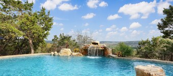 Whispering Ridge Ranch I Swimming Pool, Hot Tub, Dogs, Hill Country Views