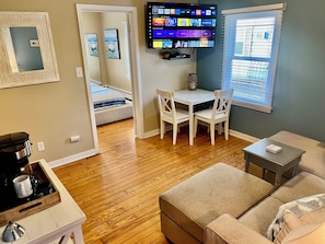 1 bedroom, iron/ironing board, free WiFi, bed sheets - COZY BEACH Nesting in the ♥️ of DOWNTOWN with SEASONAL POOL&HOT TUB ACCESS  (Saugatuck)