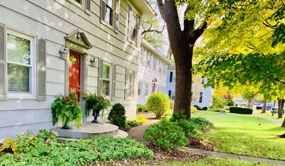 COZY BEACH Nesting in the ♥️ of DOWNTOWN with SEASONAL POOL&HOT TUB ACCESS 