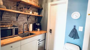 Fridge, microwave, oven, coffee/tea maker
