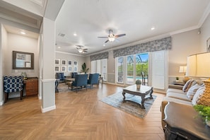 TV, fireplace - Patriot's Shell: Private Pool, Golf, Water Park, Near Disney (Kissimmee)