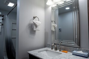 Combined shower/bathtub, hair dryer, towels - Ski-in/Walk-out condo,  free wifi, covered parking. kitchen, pet friendly! (Copper Mountain)