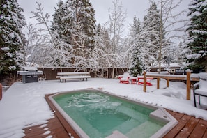 Outdoor spa tub - Ski-in/Walk-out condo, free wifi, covered parking. kitchen, pet friendly! (Copper Mountain)