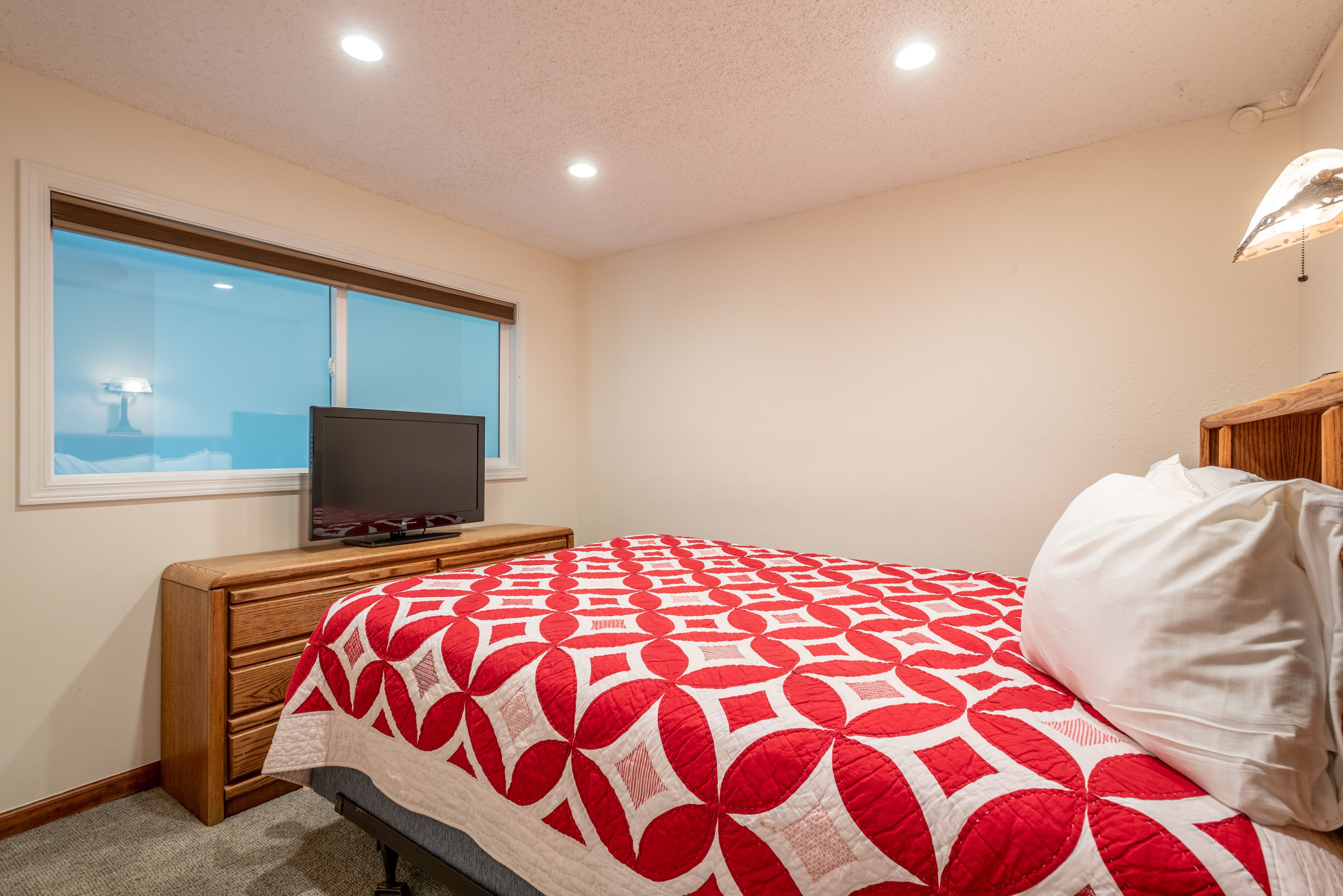 Ski-in/Walk-out condo,  free wifi, covered parking. kitchen, pet friendly!