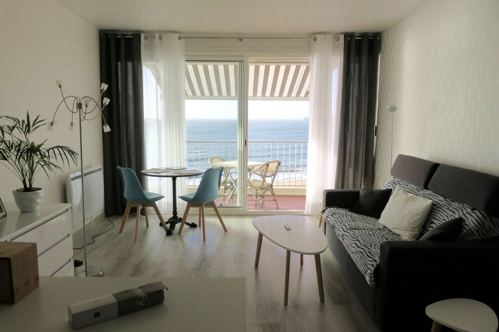 LA BAULE sea facing studio with parking and bikes