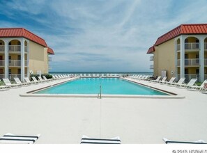 Alberca al aire libre y alberca climatizada