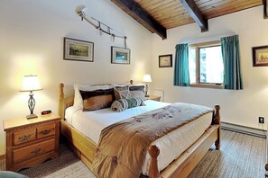 3 habitaciones, tabla de planchar con plancha, cuna de viaje y internet 