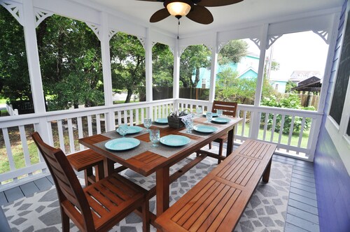 Off the Deep End: Indoor heated pool, hot tub, short walk to harbor.