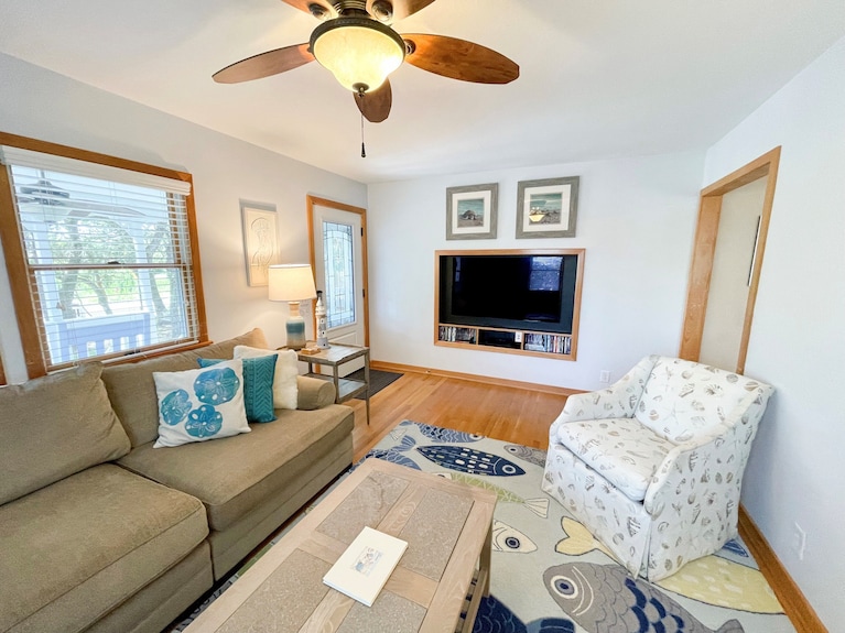 Off The Deep End: Indoor Heated Pool, Hot Tub, Short Walk To Harbor. - Ocracoke, NC