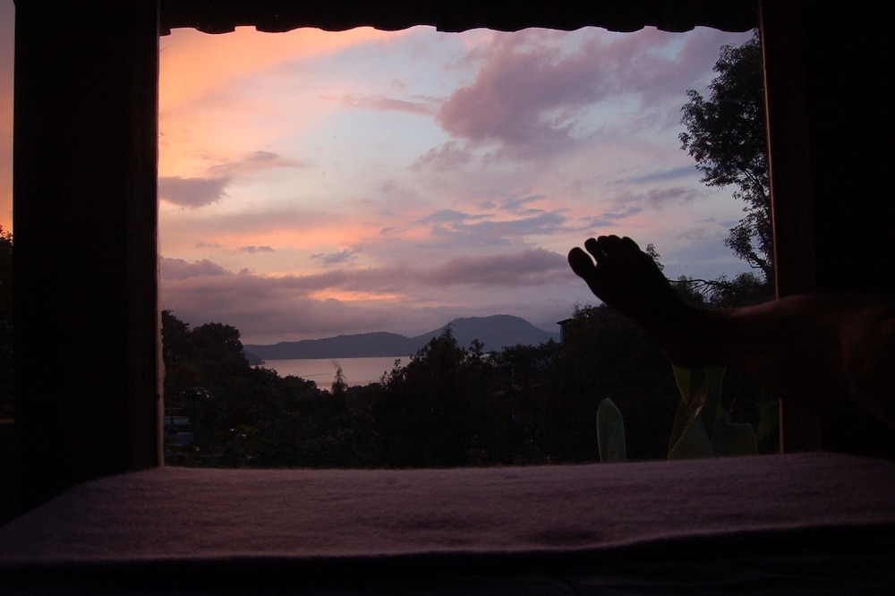 Casita Coporito overlooking the lake and stream