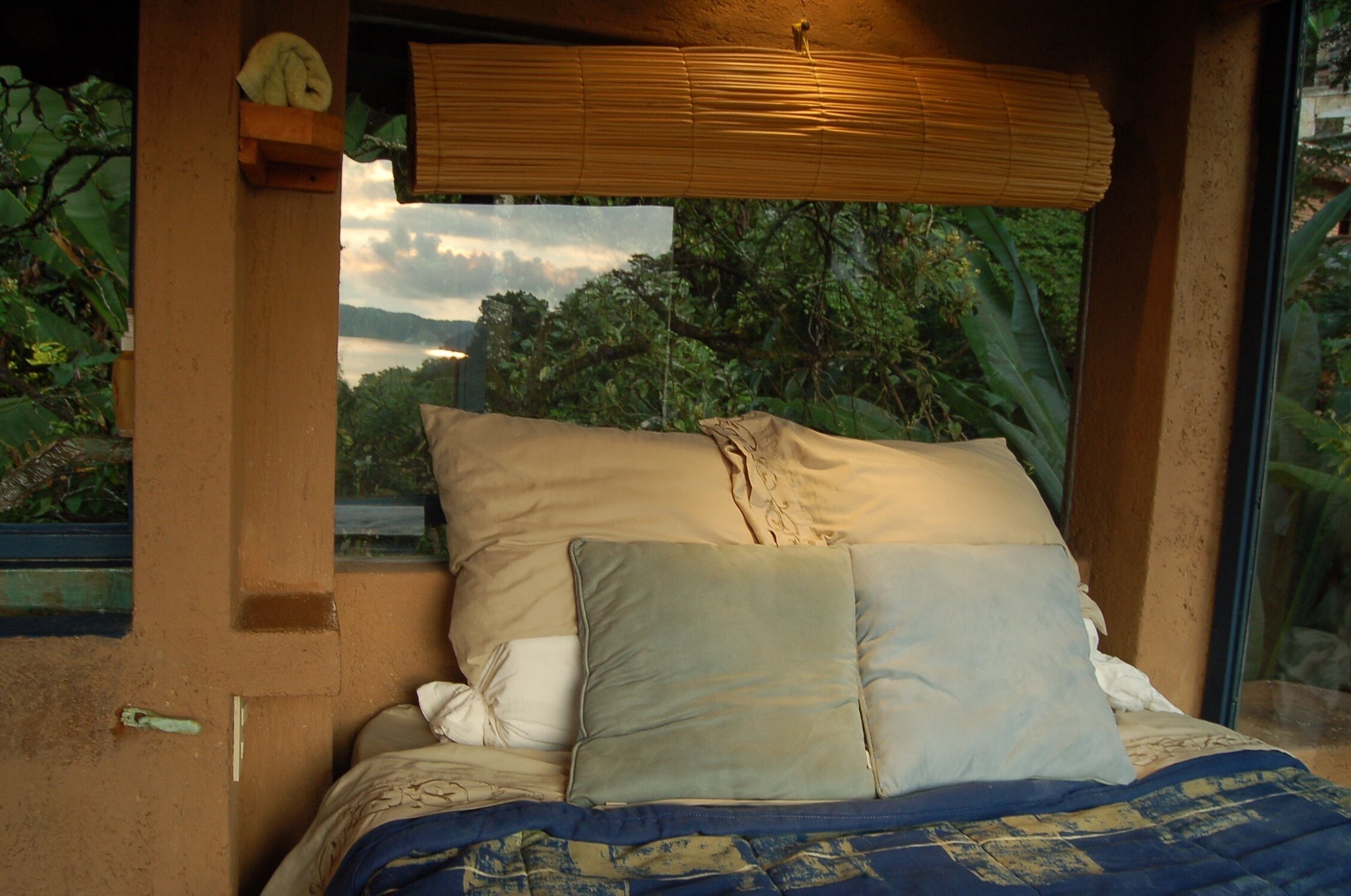 Casita Coporito overlooking the lake and stream