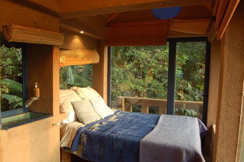 Casita Coporito overlooking the lake and stream