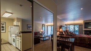 Un appartement moderne comprenant une cuisine, un coin repas et un salon.