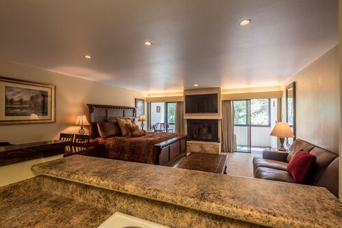 Ski-in/Ski-Out studio with king bed. Complimentary WiFi, covered parking.