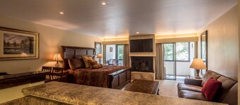Ski-in/Ski-Out studio with king bed. Complimentary WiFi, covered parking.