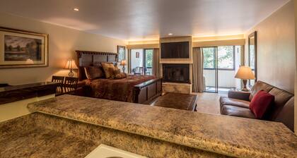 Ski-in/Ski-Out studio with king bed. Complimentary WiFi, covered parking.
