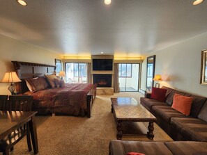 TV, fireplace - Ski-in/Ski-Out studio with king bed. Complimentary WiFi, covered parking. (Copper Mountain)