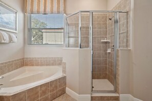 Combined shower/tub, hair dryer, towels - Homestead Cypress: Private Pool, Free Water Park, Near Disney (Kissimmee)