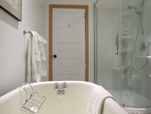 Bathtub, towels, soap, shampoo - Gate Street Cottage with Great Front Porch (Niagara-on-the-Lake)