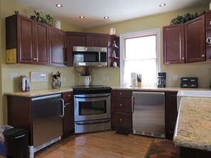 Refrigerador, microondas, horno y parrilla de estufa 