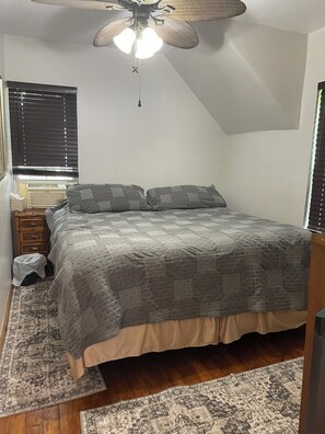 2 bedrooms, free WiFi, bed sheets - Quiet 2 Bedroom, Sleeps up to 8, dog friendly. (South Haven)