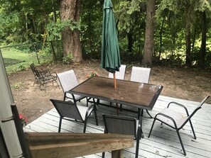 Outdoor dining - Quiet 2 Bedroom, Sleeps up to 8, dog friendly. (South Haven)