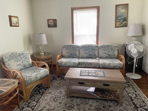 Smart TV, stereo - Quiet 2 Bedroom, Sleeps up to 8, dog friendly. (South Haven)
