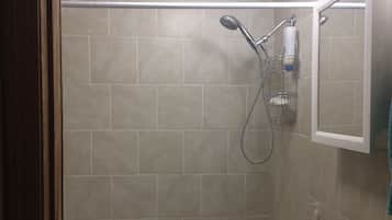Ensemble douche/baignoire, sĂšche-cheveux, serviettes fournies, savon