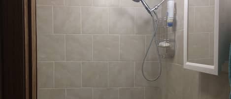 Ducha y bañera combinadas, secador de pelo, toallas y jabón