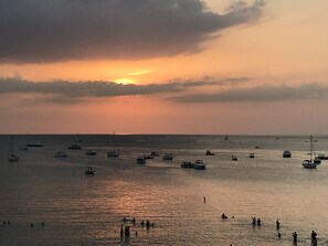 Beach nearby - Quiet 2 Bedroom, Sleeps up to 8, dog friendly. (South Haven)