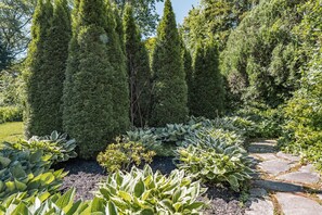 Property grounds - Arbour House, 1830 Historic Home (Niagara-on-the-Lake)