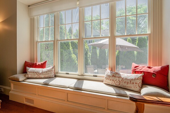 Interior - Arbour House, 1830 Historic Home (Niagara-on-the-Lake)