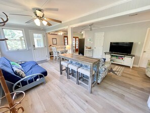 Een televisie en een tafeltennistafel