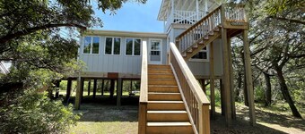 Kith And Kin:  Old Ocracoke style cottage, spacious screened porch.