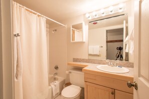 Duschwanne, Haartrockner, Handtücher