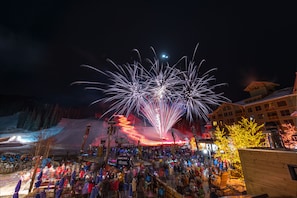 Snow and ski sports - Outdoor pool, free wifi, free parking at building, ski in-center village. (Copper Mountain)