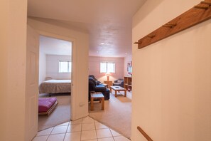 1 bedroom, iron/ironing board, free WiFi, bed sheets - Outdoor pool, free wifi, free parking at building, ski in-center village. (Copper Mountain)