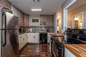 Jääkaappi, mikroaaltouuni, uuni, liesi