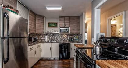 Escape to Bear Den Retreat—your private Waco sanctuary just 5 mins from Baylor<br>Whether you're gathering with family, going to the game or chasing Chip & Jo dreams, this Texas stay is where style meets soul.