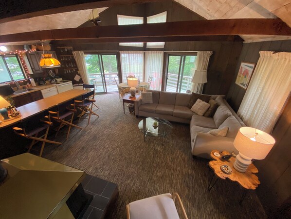 Smart-tv, een dvd-speler, boeken en een printer