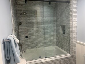 Badewanne, Whirlpool, Haartrockner, Handtücher