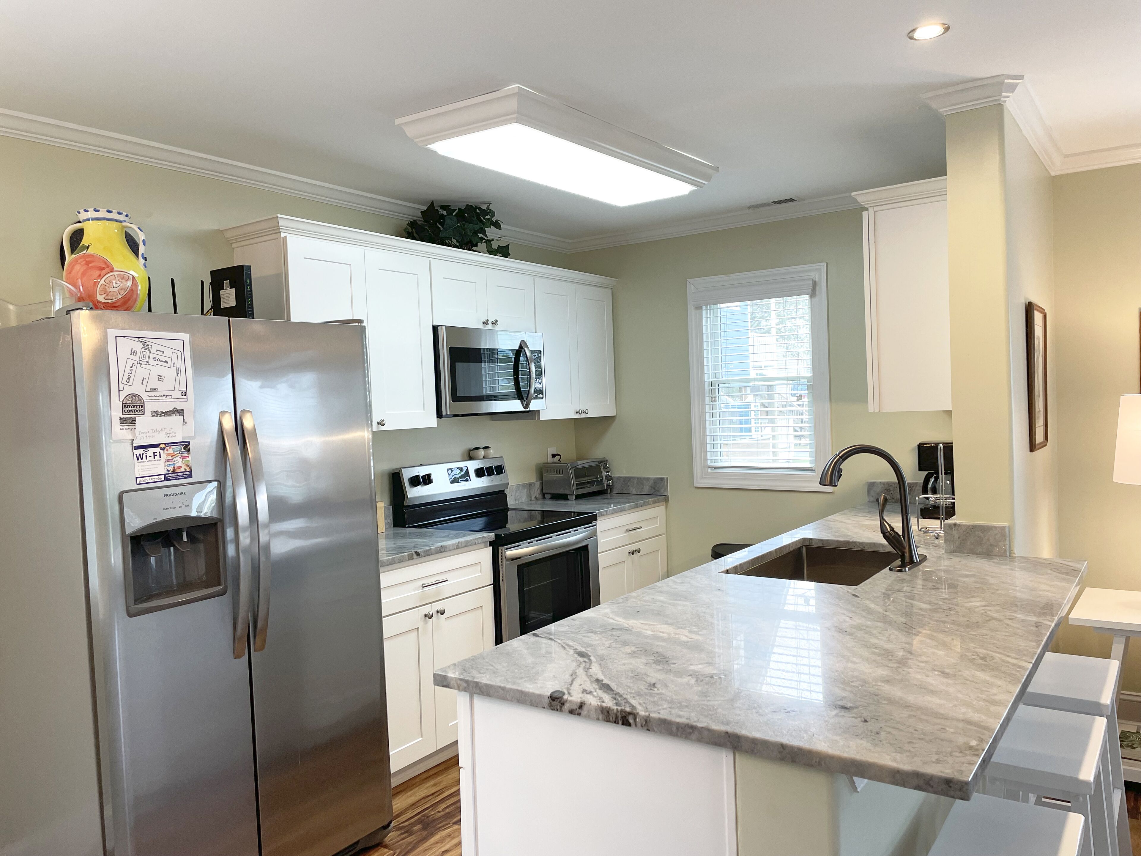 Réfrigérateur, micro-ondes, four, plaque de cuisson