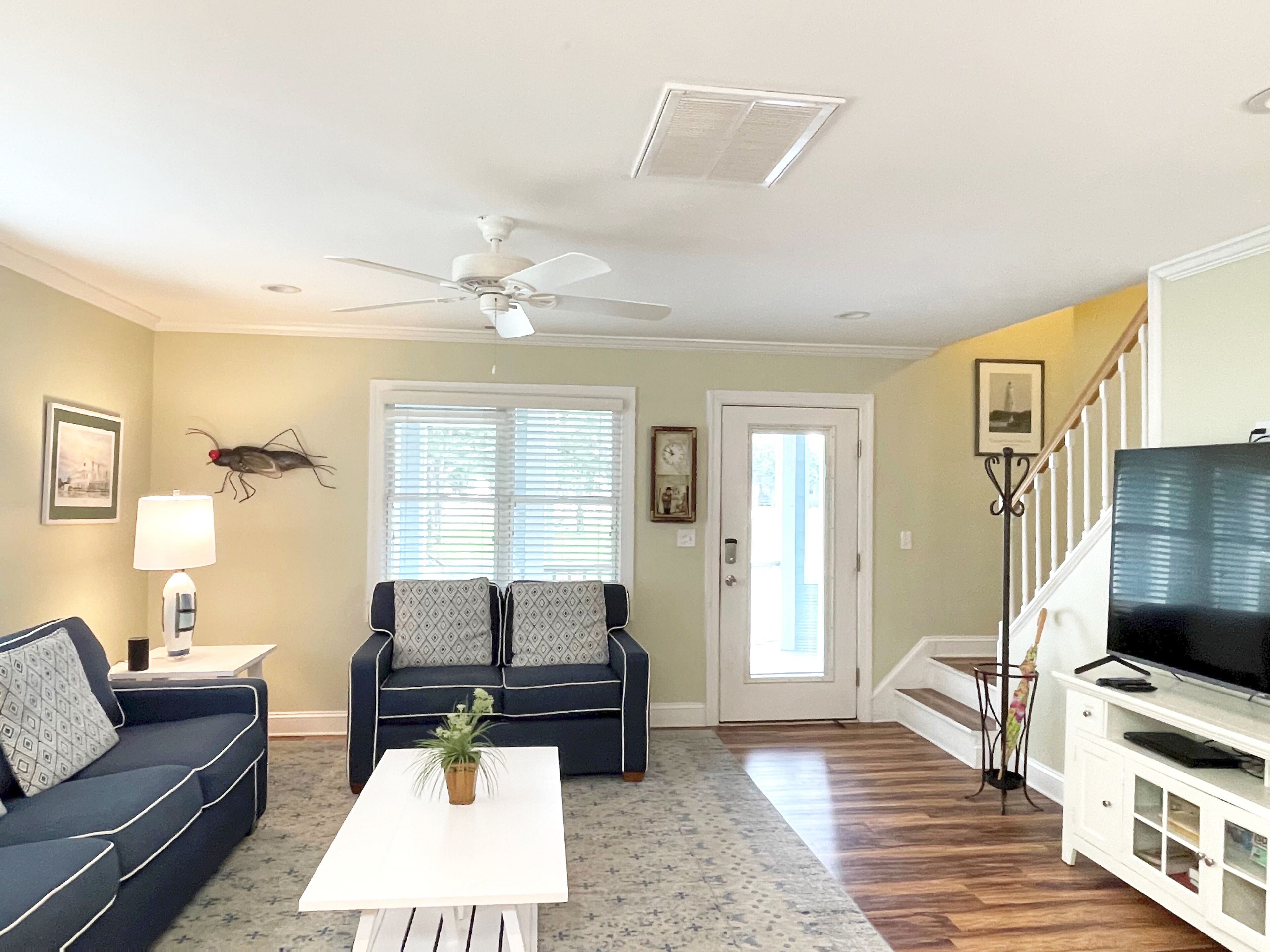 Dories Delight: Centrally located in the heart of the village. Pool.