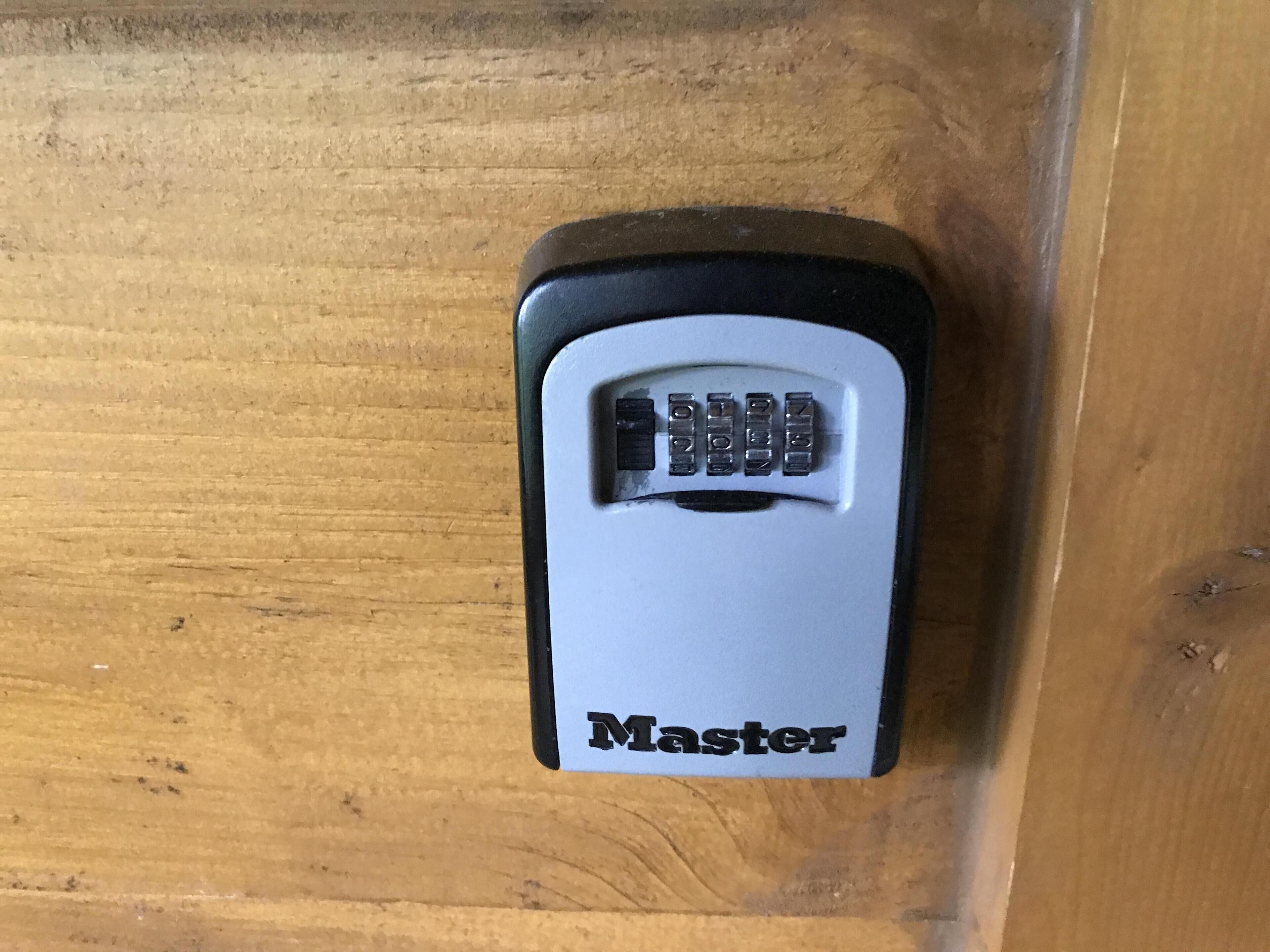 Ein Master-Marken-Schloss für elektronische Geräte auf einer Holztischplatte.