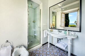 Hair dryer, towels, soap, shampoo - Exclusive 7BR-8BA Villa with pool, a few mins from town, yet in the countryside (Impruneta)