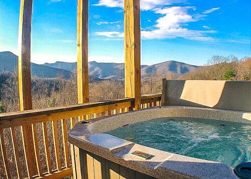 Rest Assured - 4BR/4BA Log Cabin Near West Jefferson w/Hot Tub & Pool Table