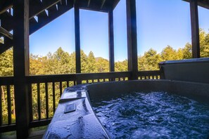 Outdoor spa tub - Rest Assured - 4BR/4BA w/Hot Tub & Pool Table, Near West Jefferson (West Jefferson)