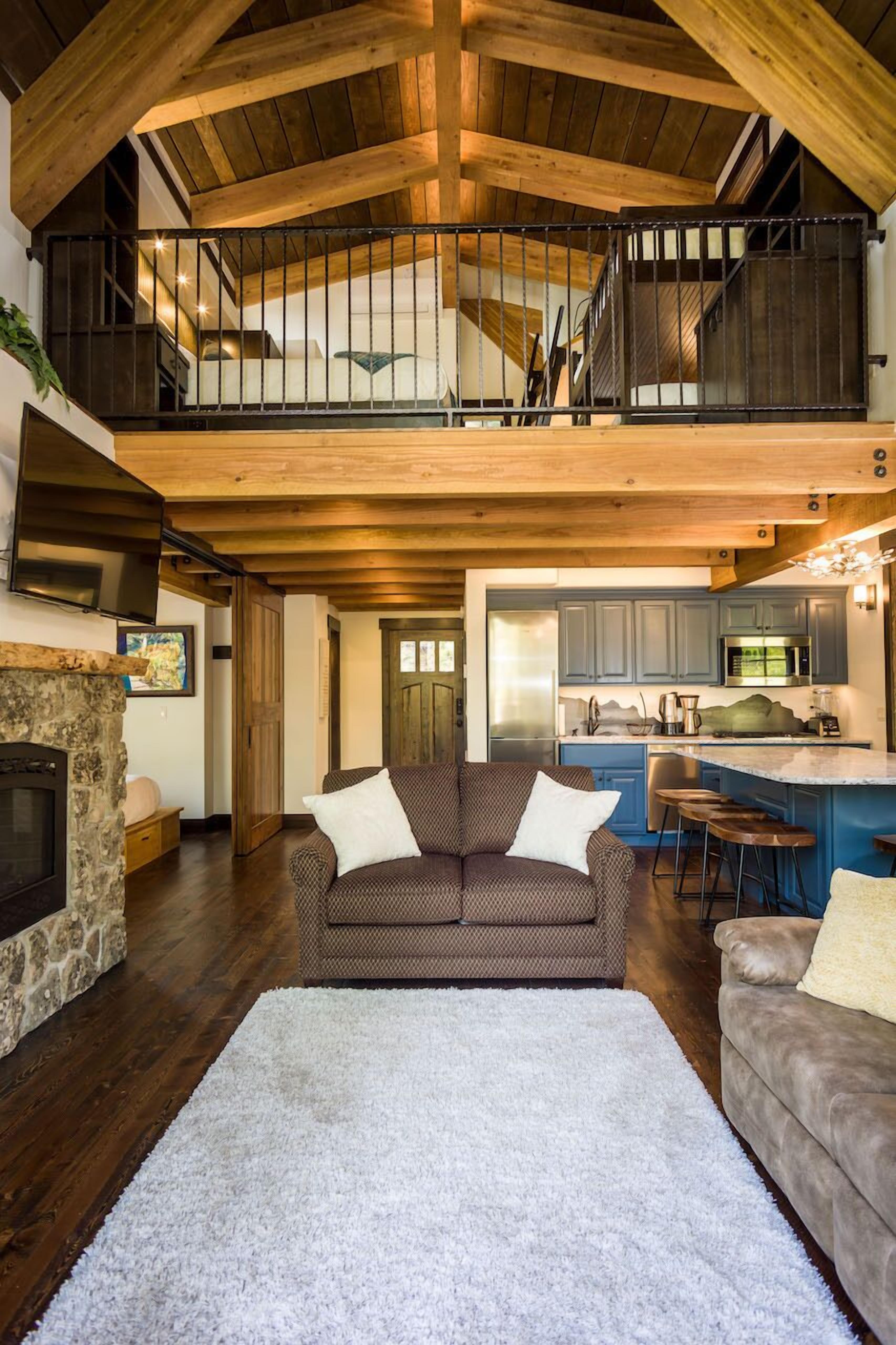 SLOPESIDE with PRIVATE Hot Tub-just 30' from the slope! 2 Bdm/2 Bath, Luxury Ski-in/Ski-out Treeh...